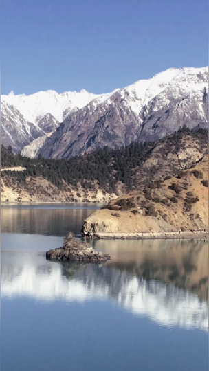 西藏3月然乌湖水清