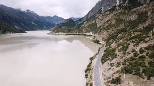 西藏8月然乌湖水黄